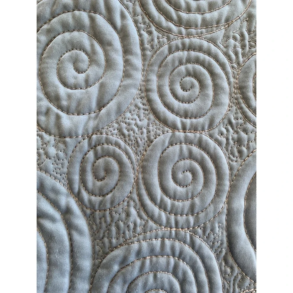 Nicole Miller Reversible Quilted Swirls Coverlet Bed Spread Queen Blue‎ 92